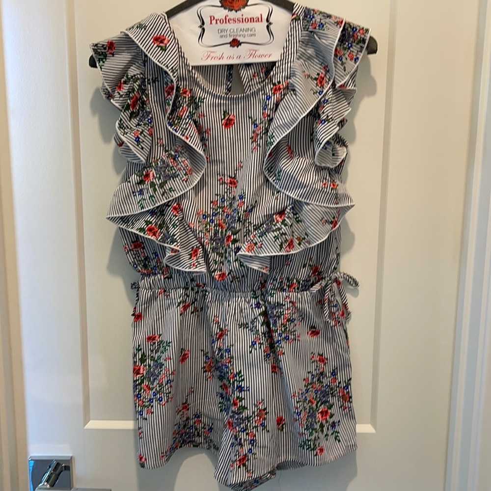 Girls floral ruffled shorts romper. Size M